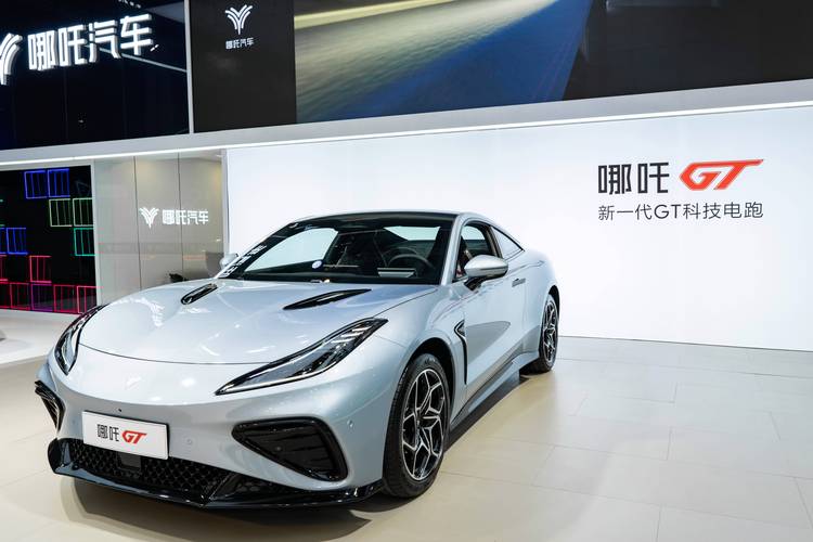 佛山153哪吒汽车在智能汽车领域的表现，领途汽车在新能源汽车市场中的影响力